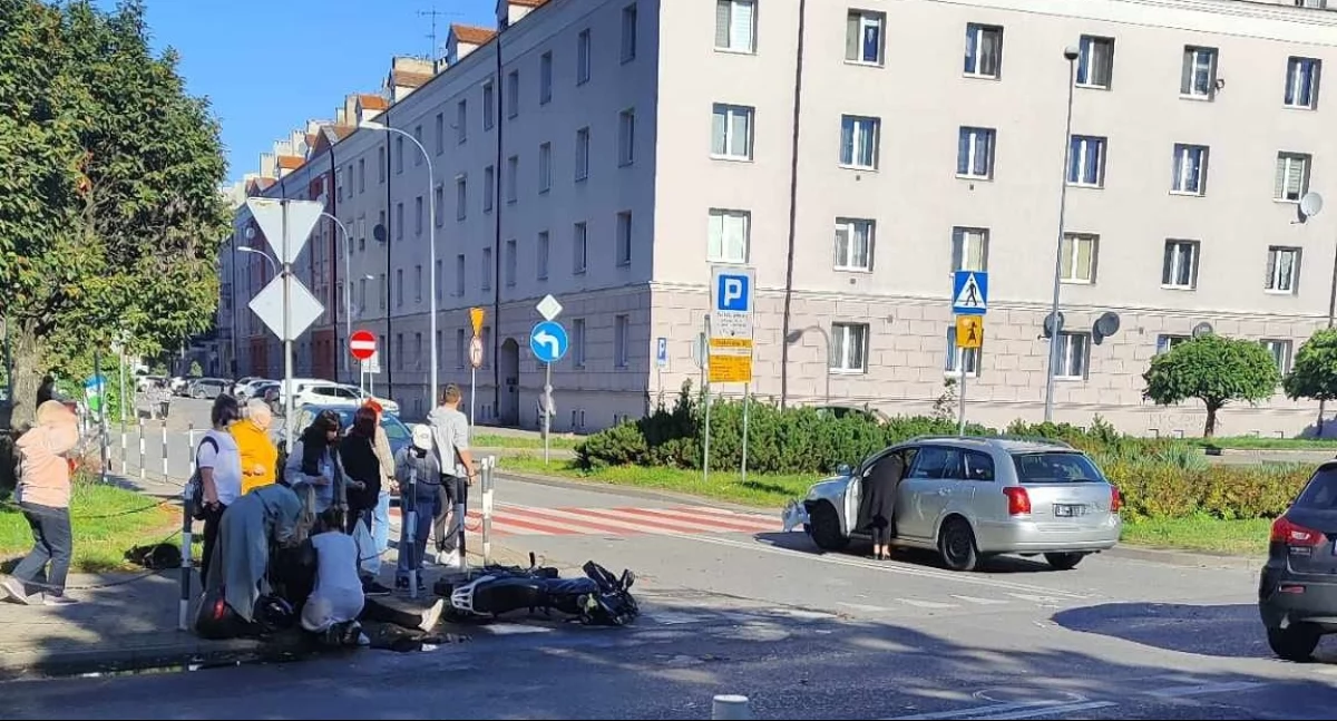 Zderzenia motoroweru i osobówki w Kaliszu. Ranny 16-latek
