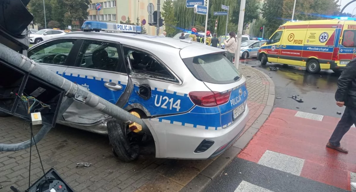 Wypadek z udziałem radiowozu w Kaliszu. Ranna policjantka