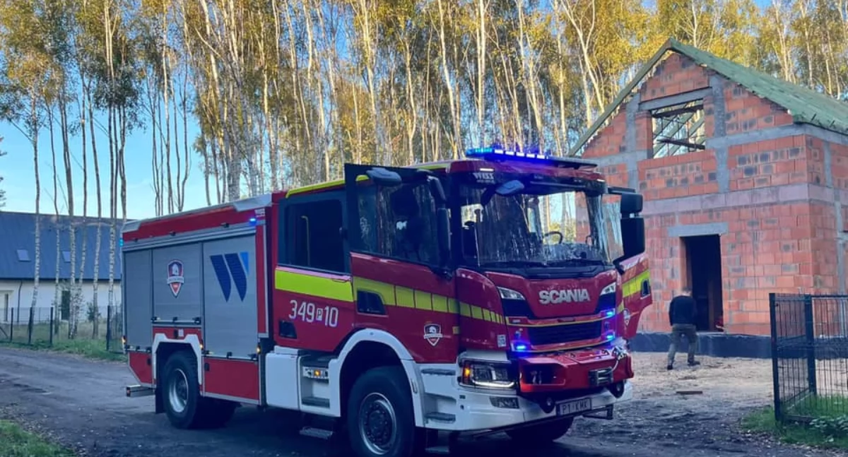 Spadł z wysokości przy budowie domu. „Stan bardzo ciężki”