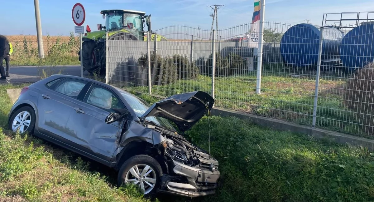 Wypadek podczas wyprzedzania. Osobówka zderzyła się z ciągnikiem