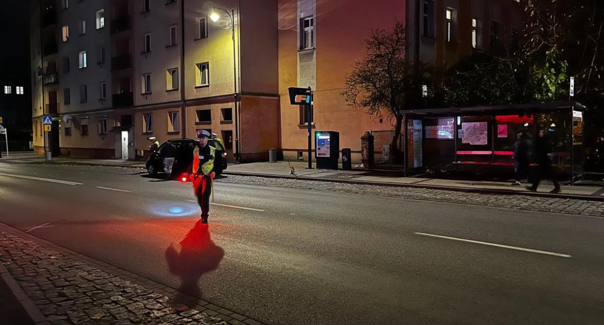 Ulica Chopina w Kaliszu: 16-latka miała wyskoczyć lub wypaść z jadącego samochodu