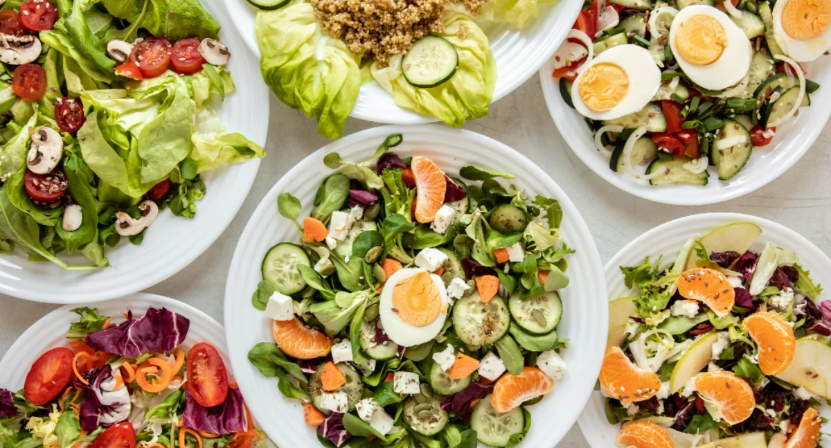 Catering dietetyczny w Kaliszu – jak zyskać więcej czasu dzięki zdrowym posiłkom?
