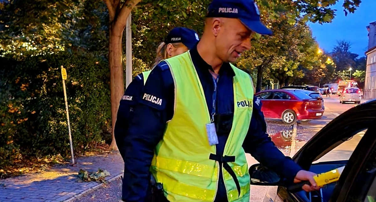 Był tak pijany, że zasnął za kierownicą przed przejazdem kolejowym