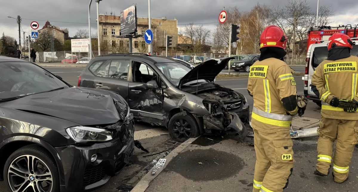 Wjechał na skrzyżowanie na czerwonym świetle. Jedna osoba ranna