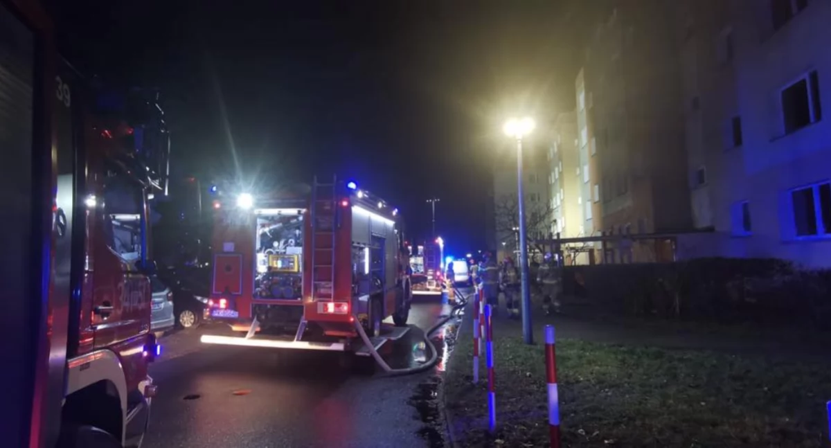 Nocny pożar mieszkania w Kaliszu. 14 osób ewakuowanych, dwie w szpitalu 