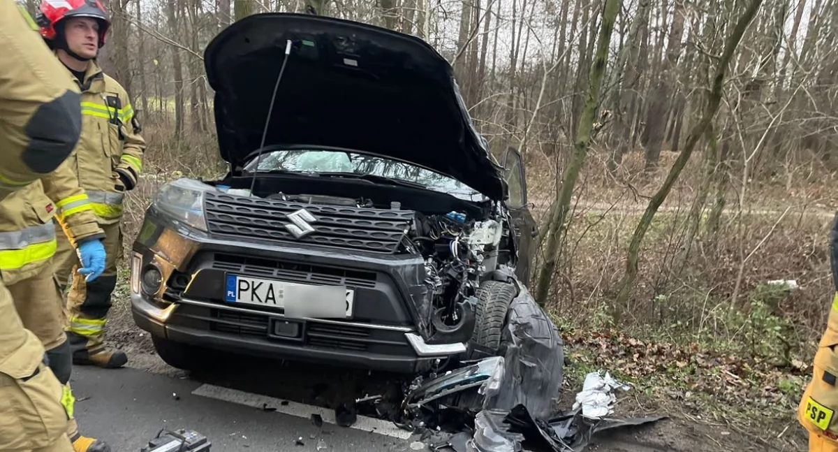 Nie wyrobiła na zakręcie. Zderzenie osobówki i busa w Rożdżałach