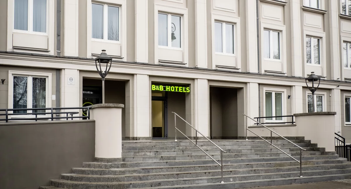Hotel w budynku po banku WBK i siedzibie komunistycznej PZPR już otwarty 