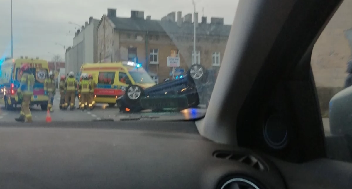 Równocześnie wjechali na skrzyżowanie, jedno z aut dachowało