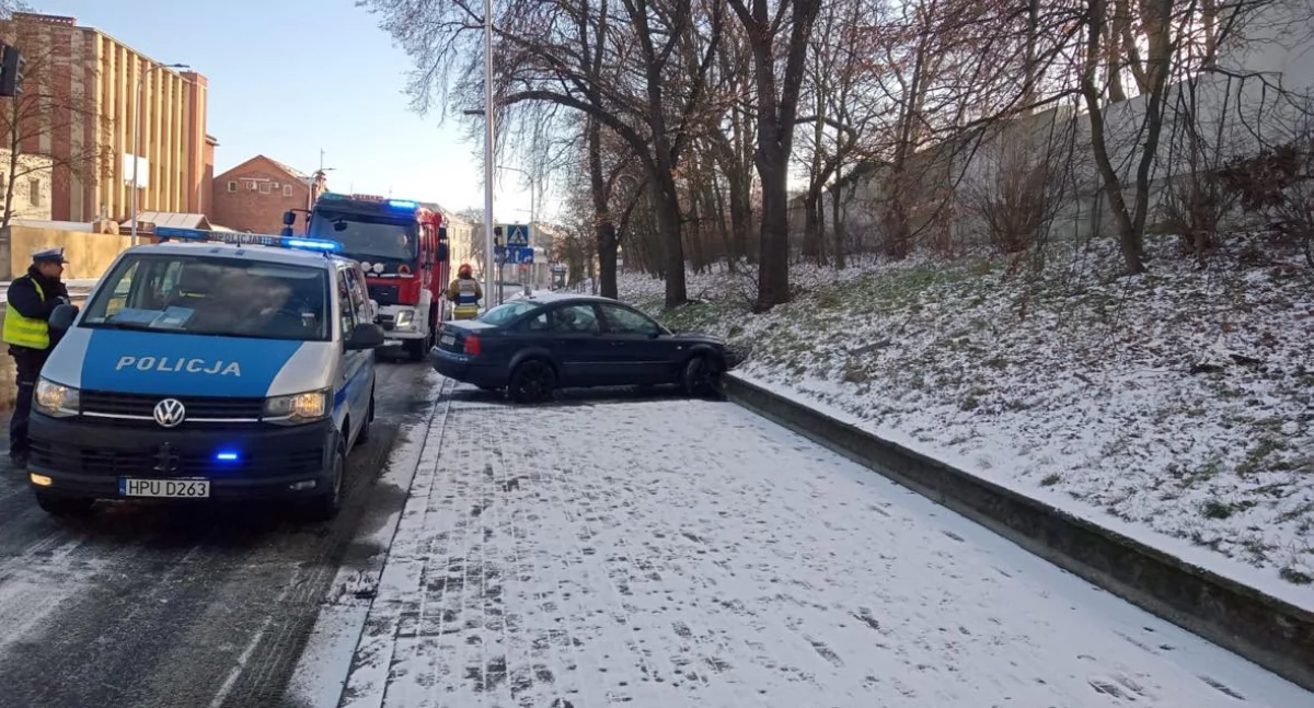 Stracił panowanie nad samochodem i uderzył w murek. Kierowca kompletnie pijany