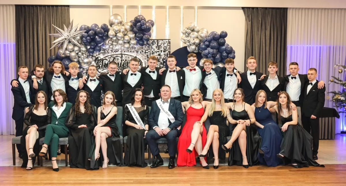 Studniówka uczniów Zespołu Szkół Samochodowych w Kaliszu– elegancja i zabawa na drodze do matury