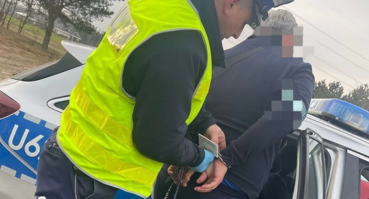 Próbował przekupić dolarami policjantów drogówki. W kajdankach trafił do aresztu