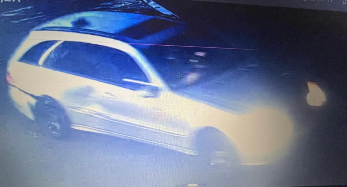 Taksówkarz uszkodził bariery i odjechał. Szuka go policja