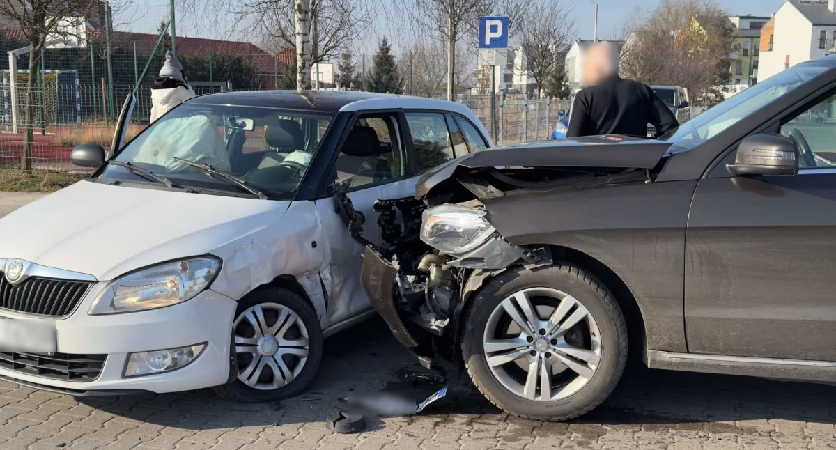 Mocne zderzenie na skrzyżowaniu dróg osiedlowych