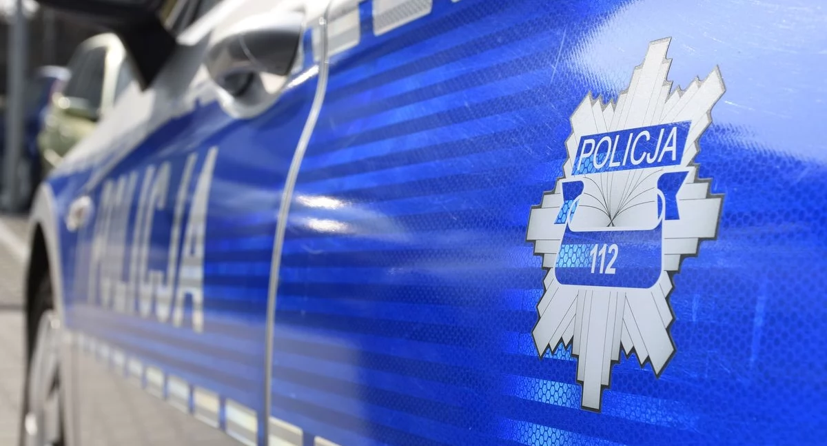 Pijany mężczyzna próbował odjechać autem. Świadkowie wybili szybę