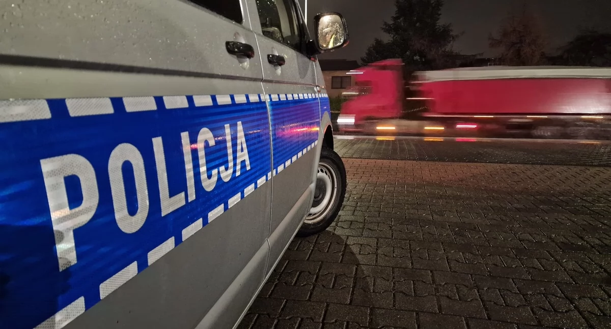 Mogło skończyć się na mandacie. Kierowca skody tak kozaczył, aż stracił też prawo jazdy