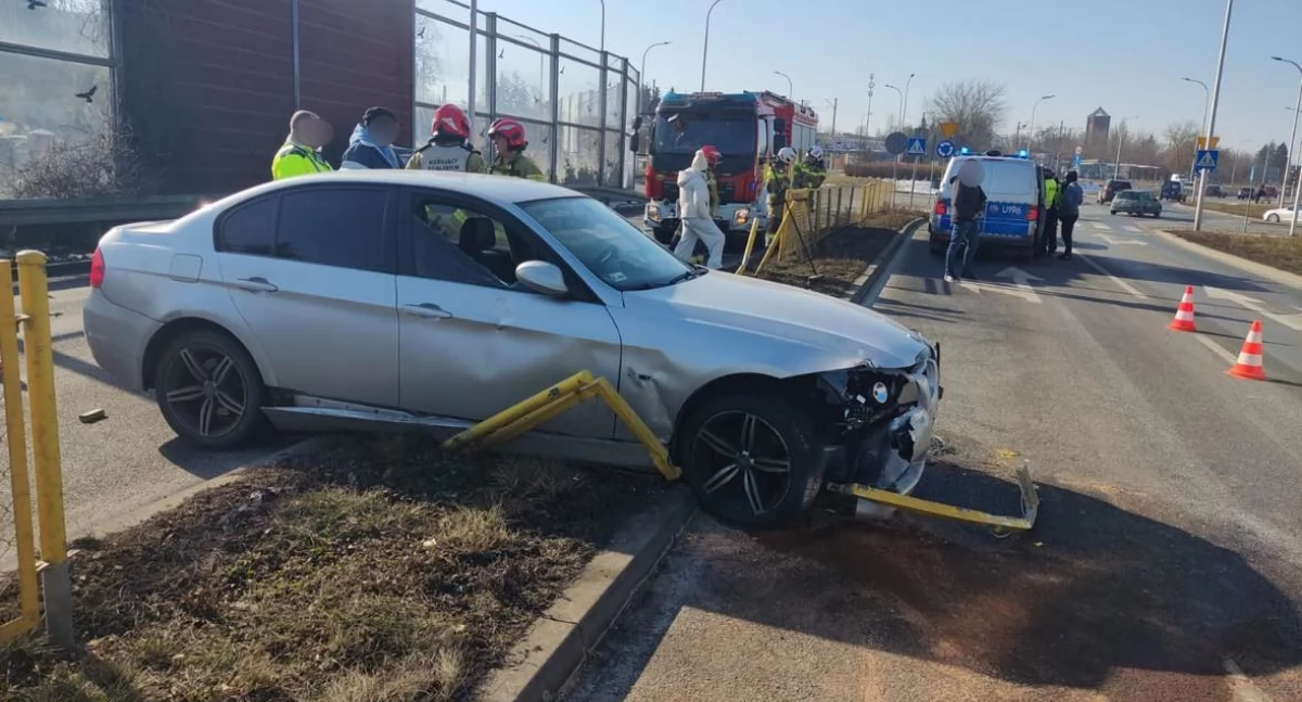 Kolizja BMW na Szlaku Bursztynowym. Kierująca wpadła w poślizg i staranowała bariery