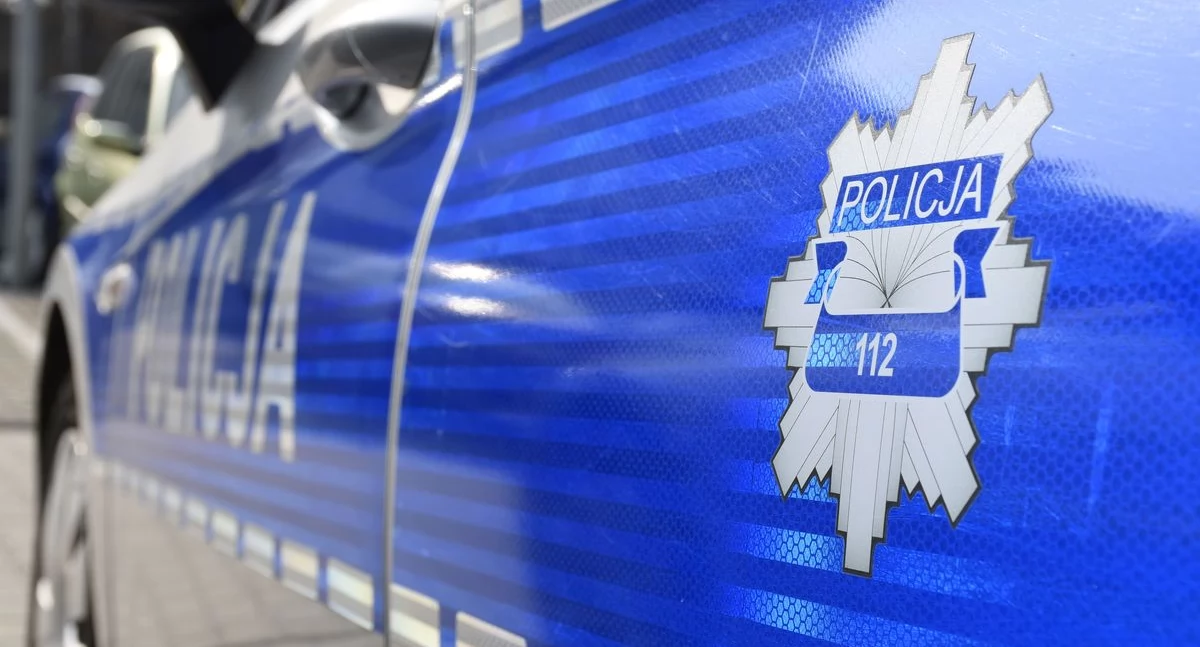 Policja szuka sprawcy uszkodzenia samochodu na parkingu supermarketu