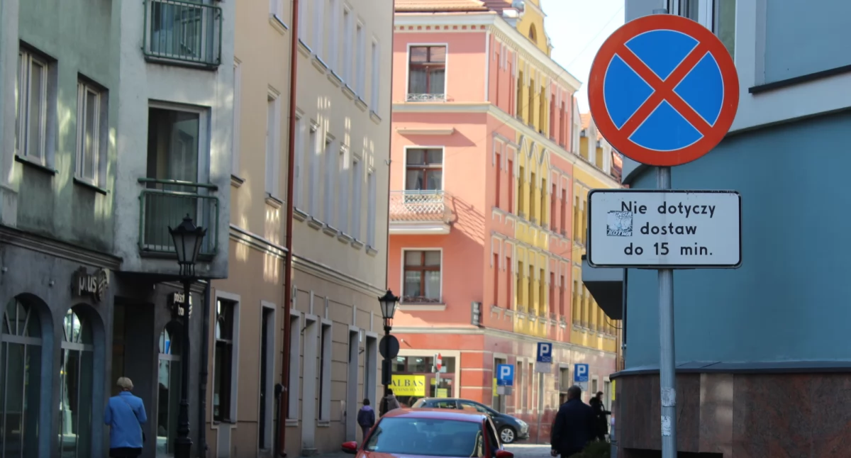 Miejsca parkingowe w centrum a lokalny biznes