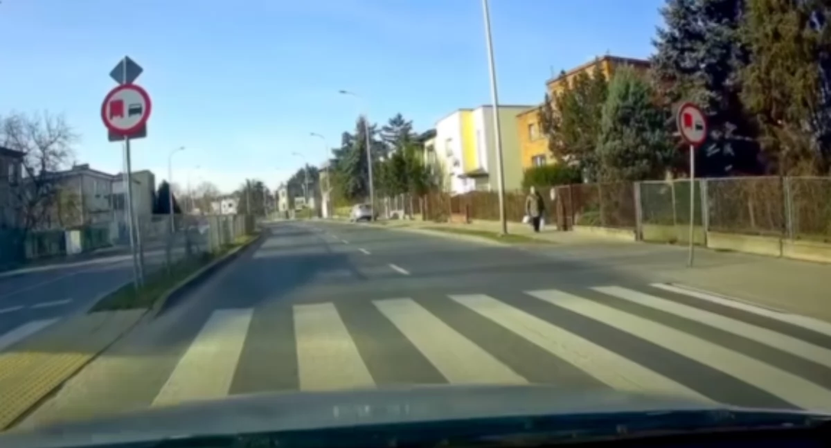 O krok od tragedii! Dwie kierujące omal nie potrąciły dziecka na pasach
