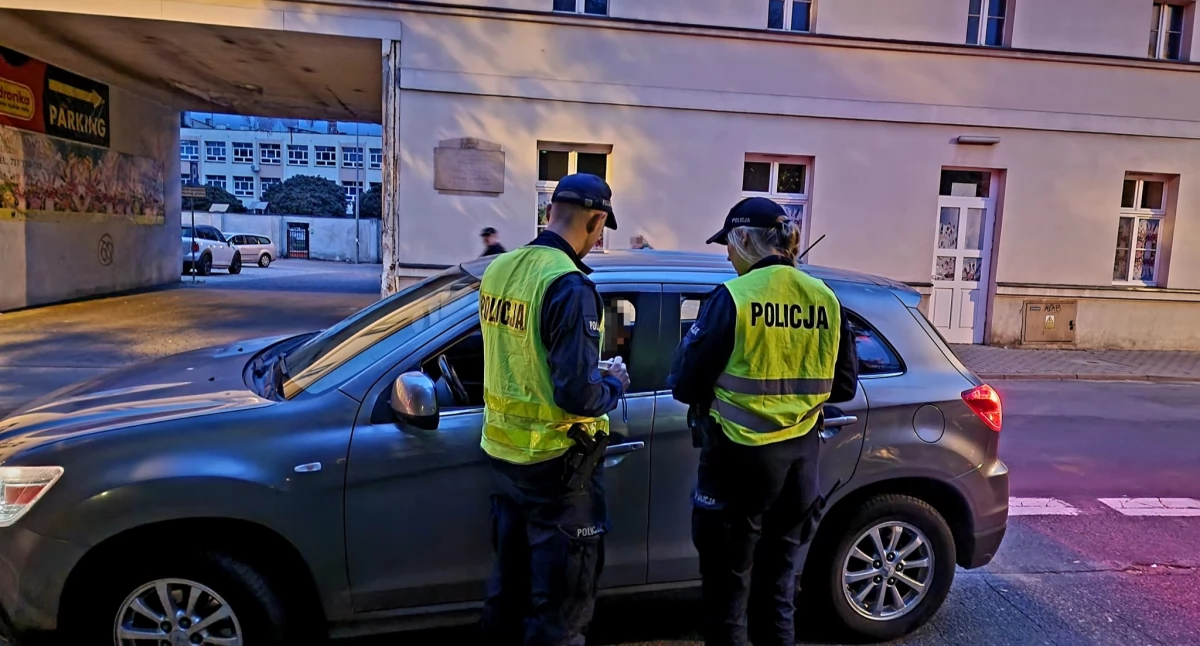 Prowadził z sądowym zakazem i promilami