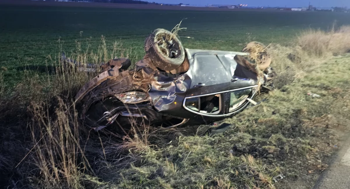 Dachowanie pod Opatówkiem. W aucie cztery osoby, wszystkie pijane