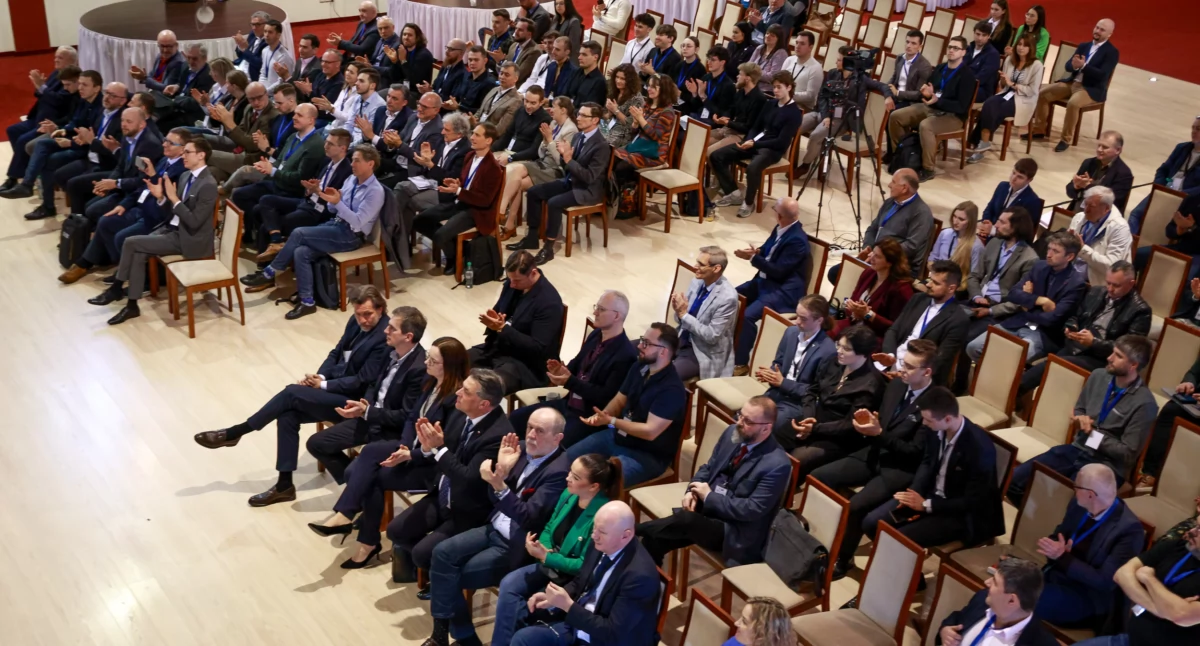 Wykluczający, antyprzemysłowy, nieefektywny, nieintermodalny, niegospodarny, dywersyjny i antyunijny, czyli kongresowe wnioski w sprawie  szybkiej kolei, ale zarząd CPK chwali ten projekt