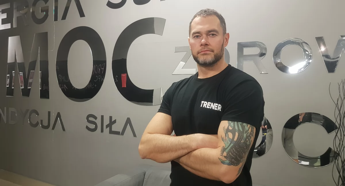 Senior na siłowni. Regularne ćwiczenia pomagają na wiele dolegliwości