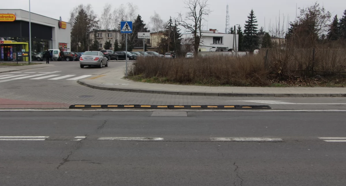 Uliczny dziwoląg przy wjeździe do „Biedronki” na Majkowie – tylko czekać na kolizje