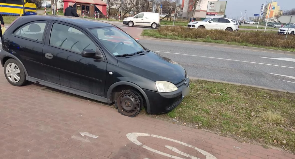 Jechał… na samych felgach. Został zatrzymany przez innego kierowcę 