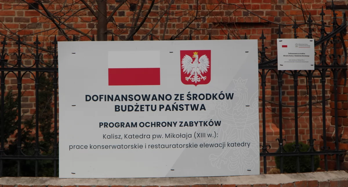 Bałwochwalcze tablice szpecą kaliskie zabytki i nie tylko