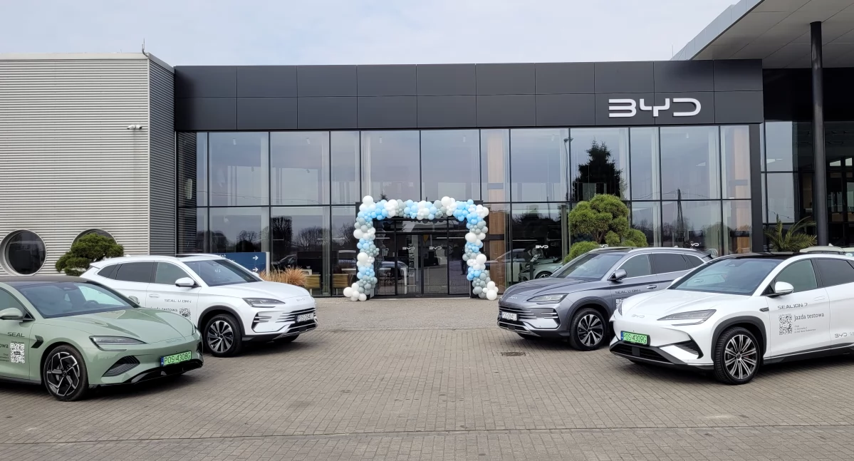 Salon chińskich samochodów BYD Garcarek otwarto obok Mercedesa Garcarek