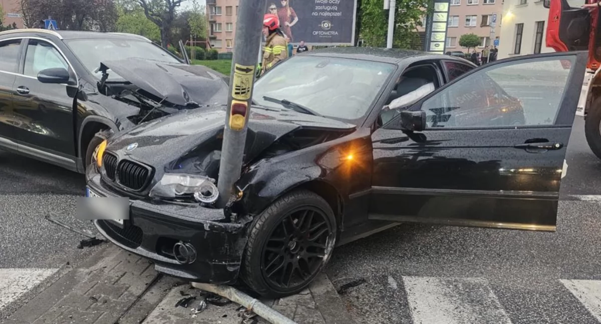 Groźna kolizja przy Galerii Amber. 20-latka w BMW wjechała na czerwonym świetle