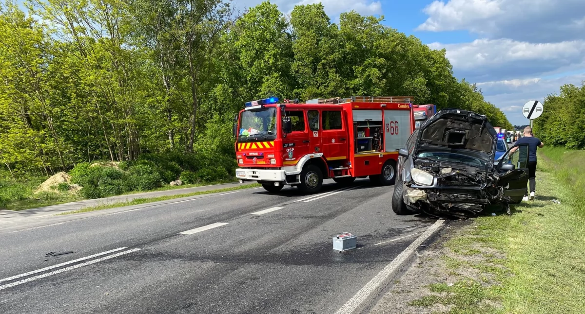 Niebezpieczny manewr wyprzedzania. 22-letni kierowca nie zdążył wrócić na swój pas