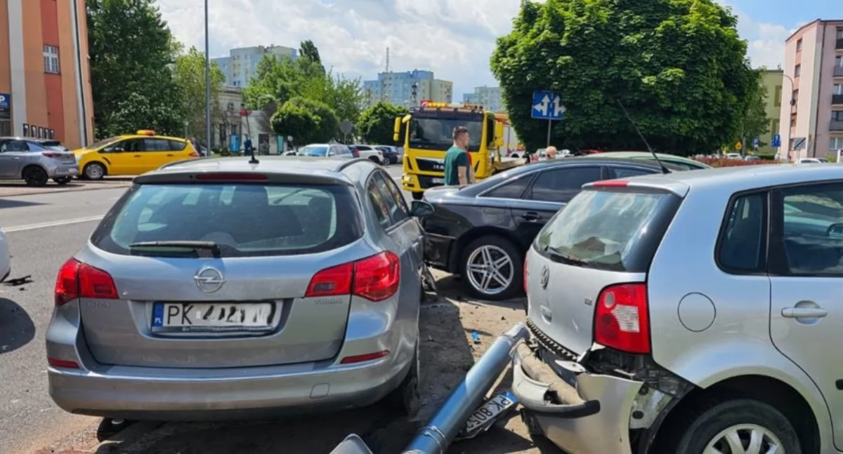 Uszkodzonych pięć aut i latarnia. Jeden z kierowców pijany