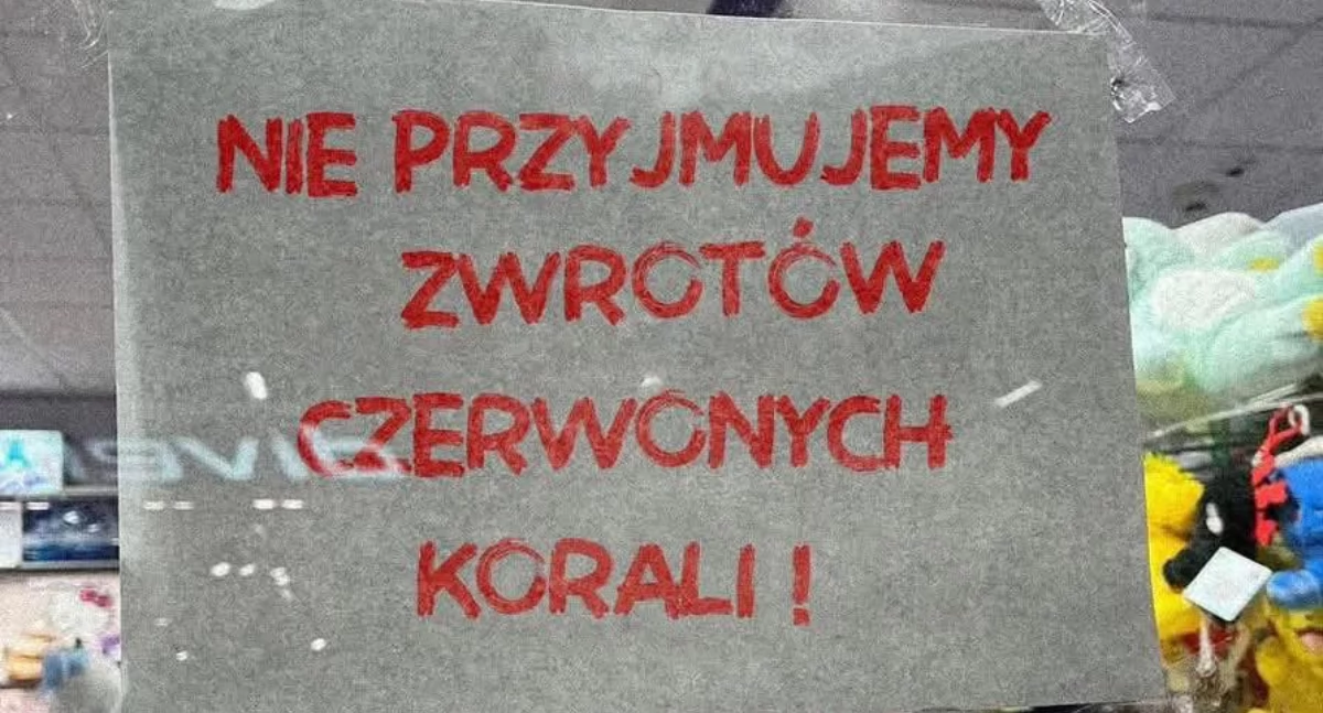 Felieton. Czerwone korale, czerwone  jak... betonowi komuniści