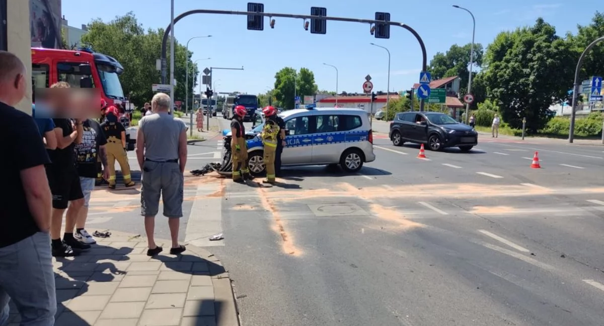 Radiowóz na sygnale zderzył się z osobówką
