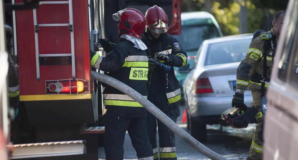 Pożar mieszkania przy ul. Złotej w Kaliszu. Jedna osoba w szpitalu