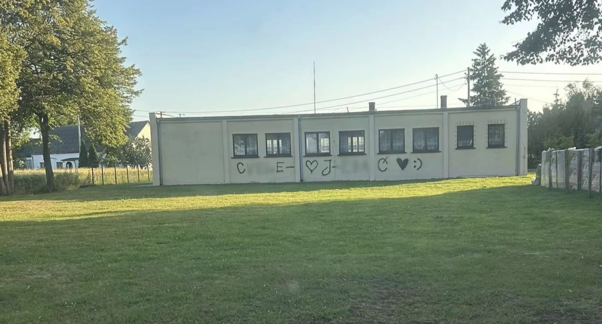 Obraźliwe hasła na remizie OSP Jarantów. Sprawców ustala policja