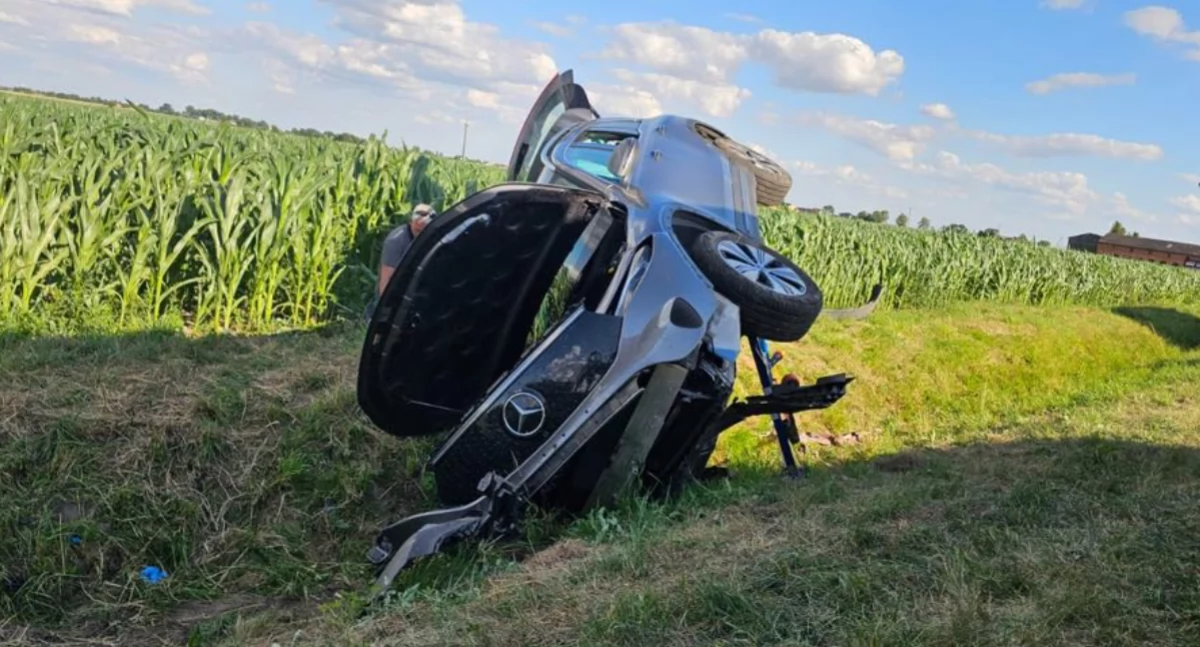 Zderzenie BMW i mercedesa. Poszkodowane dwie osoby, w tym dziecko