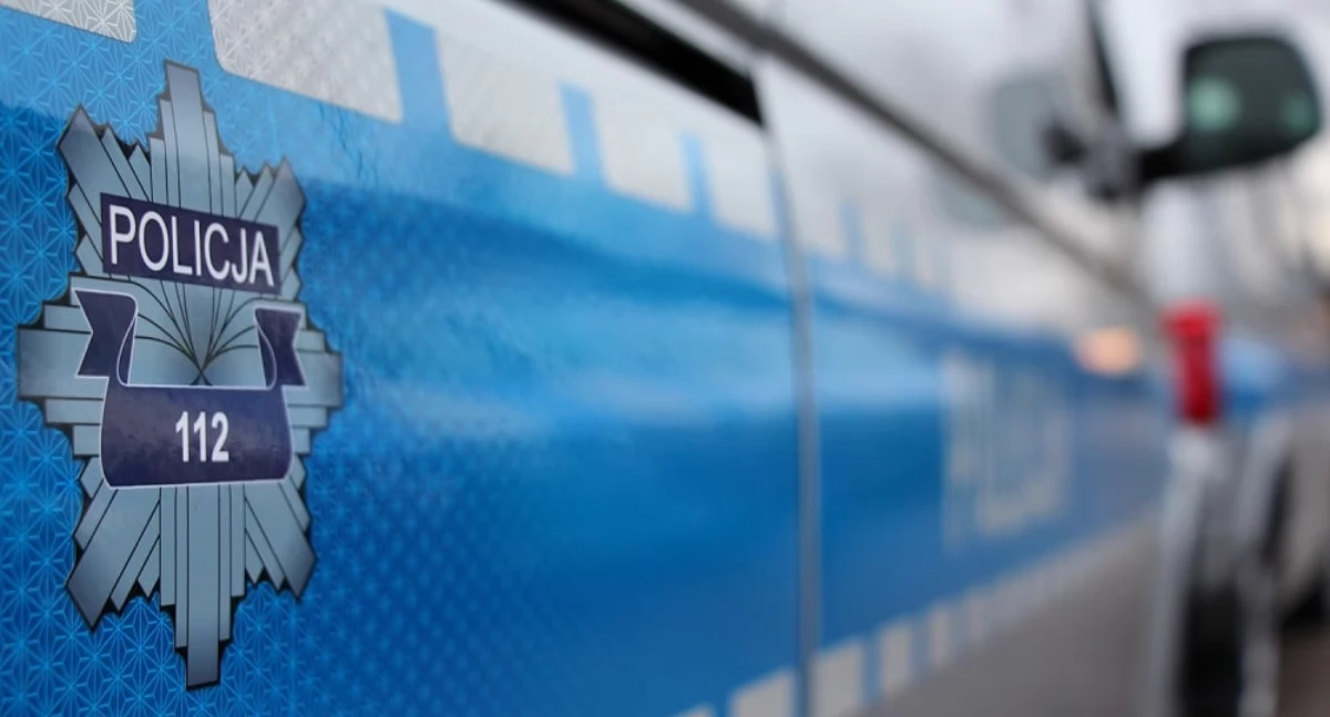 Kierowca ciężarówki uszkodził sygnalizator świetlny. Policja prosi o pomoc świadków 