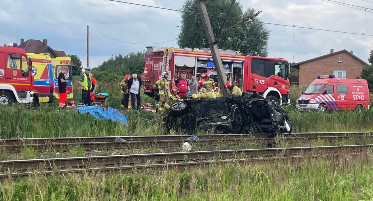 Dramat na przejeździe kolejowym. Samochód zderzył się z pociągiem
