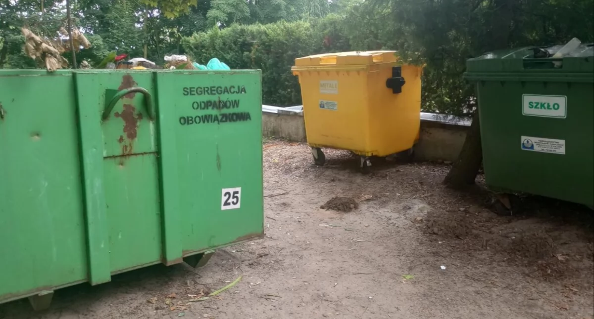 Nie segreguje się odpadów na majkowskim cmentarzu