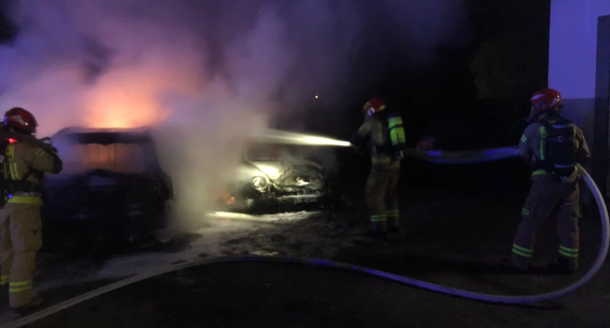 Nocny pożar samochodów przy ul. Dobrzeckiej. Trzy auta spłonęły doszczętnie