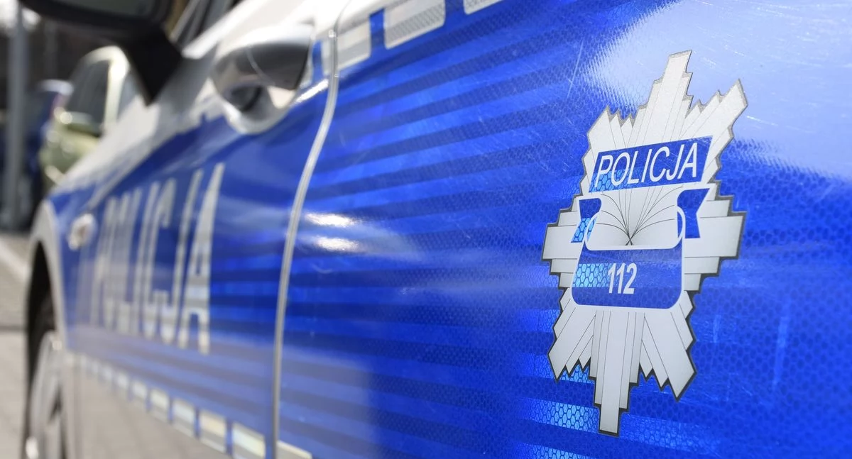 Mężczyzna leżał na jezdni. Znaleźli go policjanci