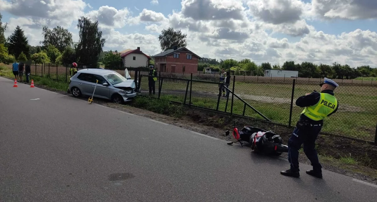 Zderzenie osobówki ze skuterem. Poszkodowana kobieta