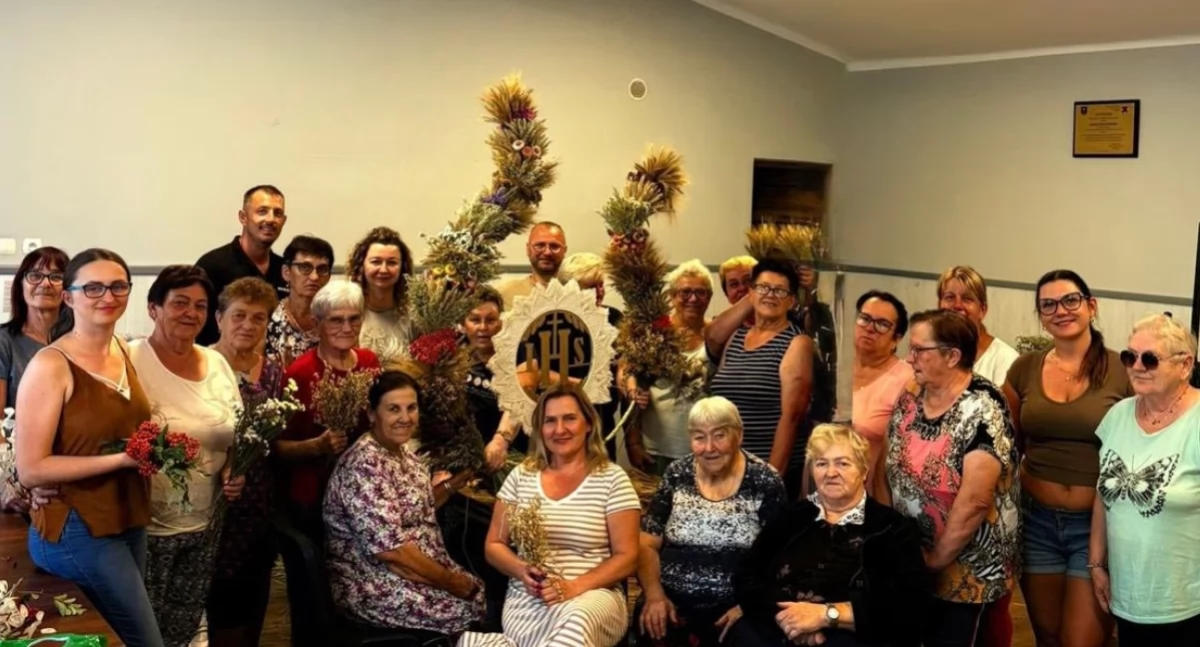 Robią wieniec - dożynki już w  sobotę 