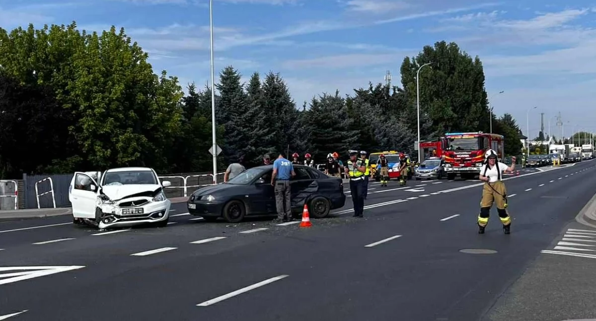 Zderzenie dwóch aut na Wrocławskiej i trzy osoby ranne