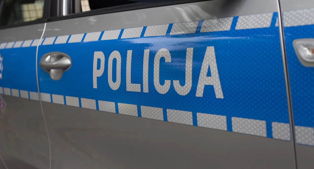 Mercedesem staranował przystanek autobusowy. Był kompletnie pijany