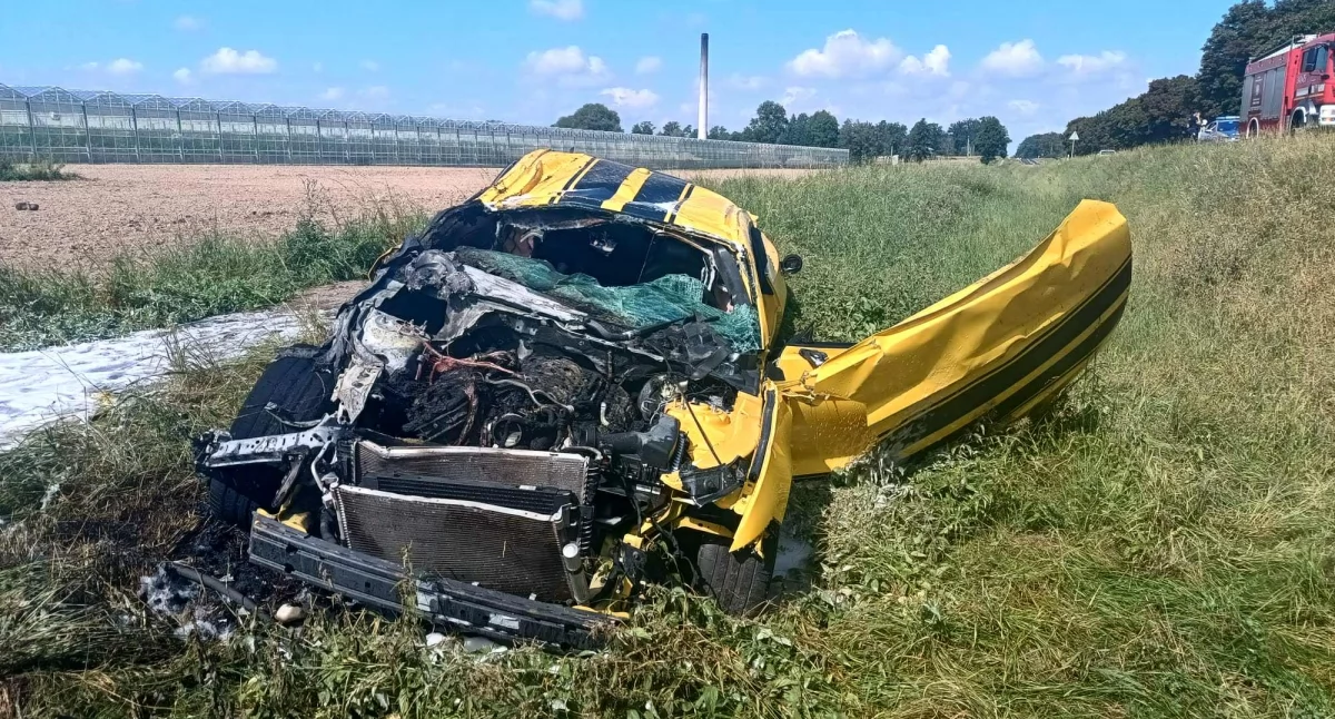 Mustang wpadł do rowu, dachował i stanął w płomieniach. Kierowca pijany