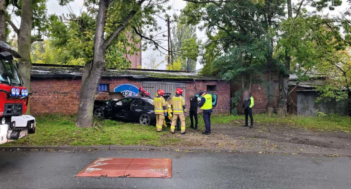 20-latek nie zapanował nad BMW i wjechał w ścianę garażu